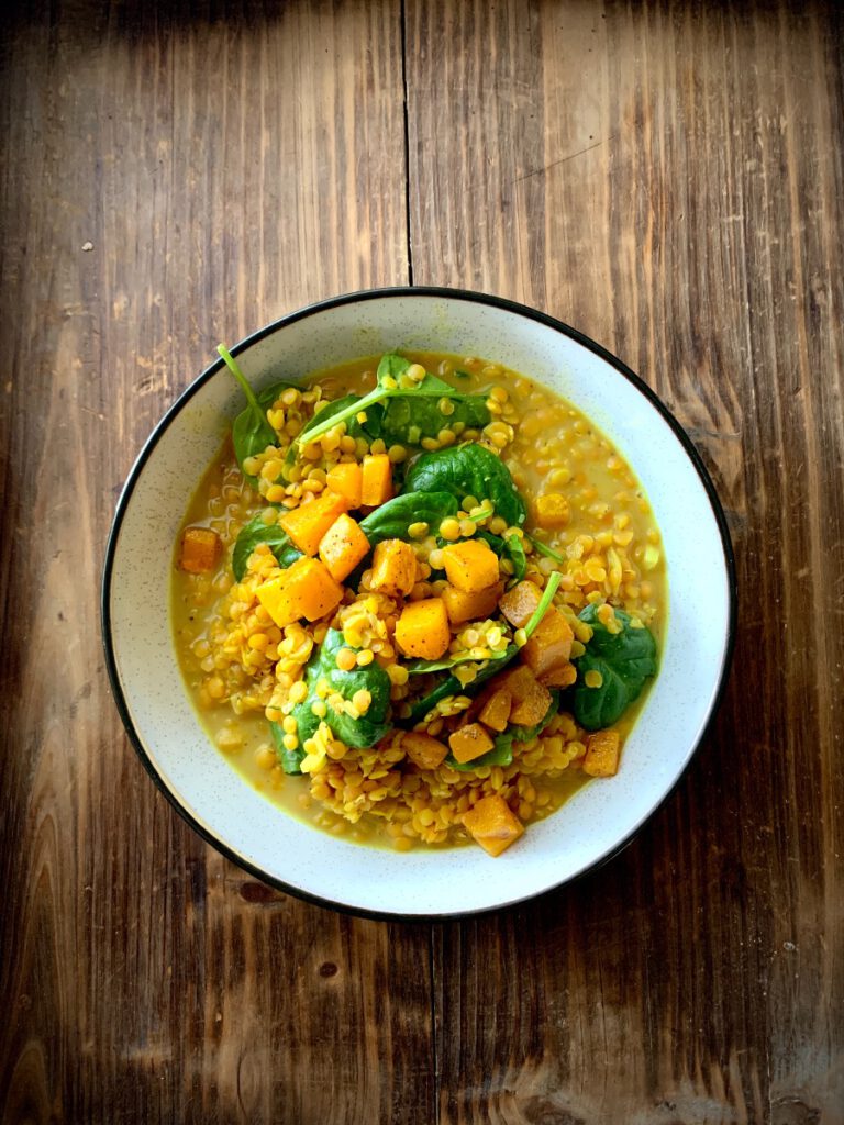 Dal mit Spinat und Kürbis I Veganer Linseneintopf mit viel Gemüse