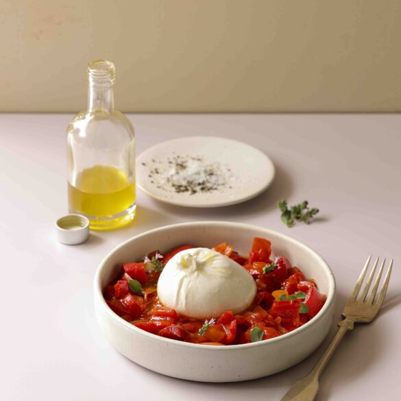 Peperonata mit Burrata - buntes Sommergericht